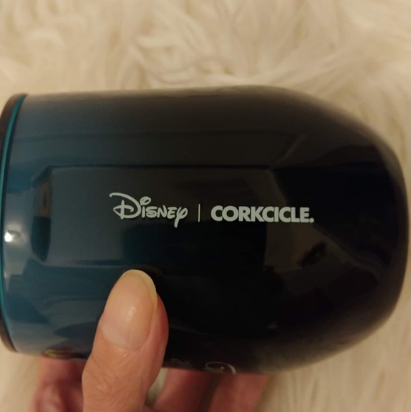 🍏FIRM! NWT DISNEY PARKS X CORKCICLE EVIL QUEEN JUST ONE BITE TUMBLER - Picture 5 of 7
